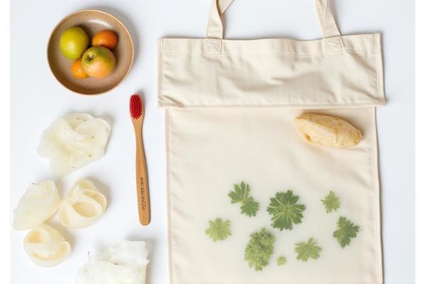 繰り返し使えるエコバッグや竹歯ブラシなどのゼロウェイスト雑貨